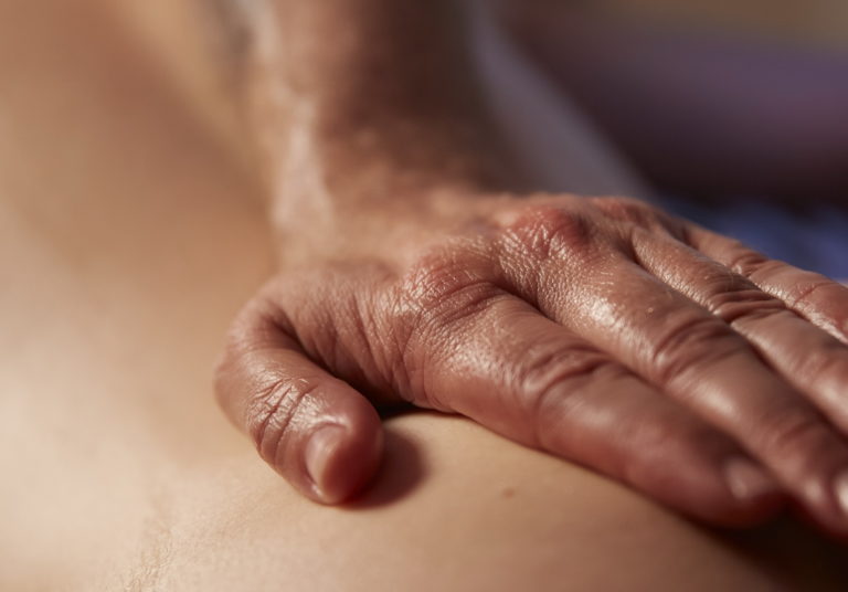 détail main massage méditation douceur